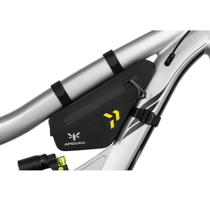 Promoție Apidura - geanta cadru bicicleta Backcountry 2.0 Frame Pack 1 litru - negru gri