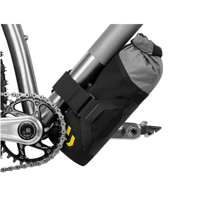 Apidura - geanta cadru bicicleta cu prindere in zona pedale Backcountry 2.0 Downtube Pack 1.8 litri - negru gri Ofertă de sezon