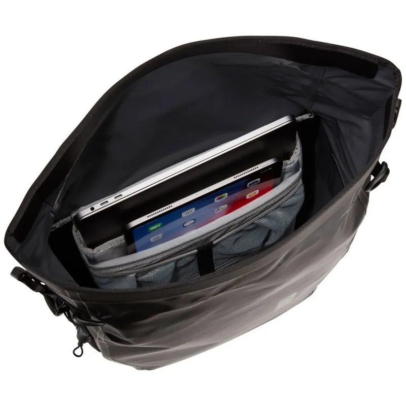 Geanta portbagaj THULE Shield Pannier 17L - Black Transport gratuit